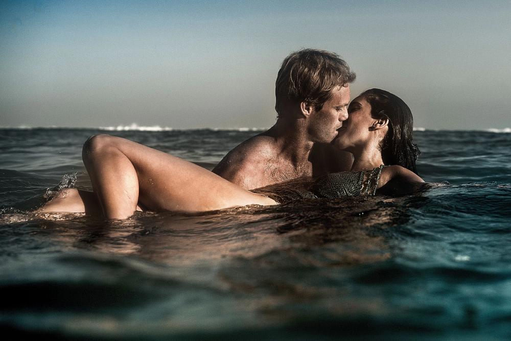Una escena junto al agua que acompa&ntilde;a la idea de deseo veraniego con m&aacute;s fricci&oacute;n y menos comodidad real