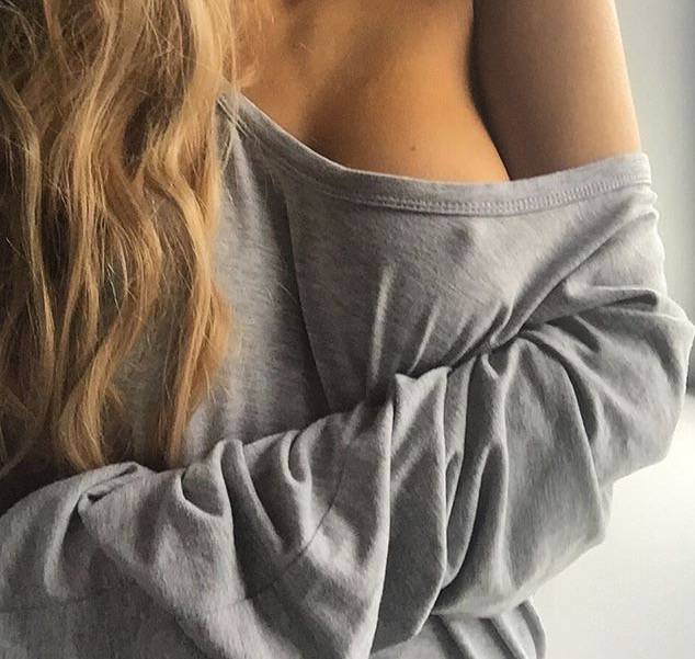 Mujer posando frente a un espejo para un articulo sobre fantasias sexuales y escorts