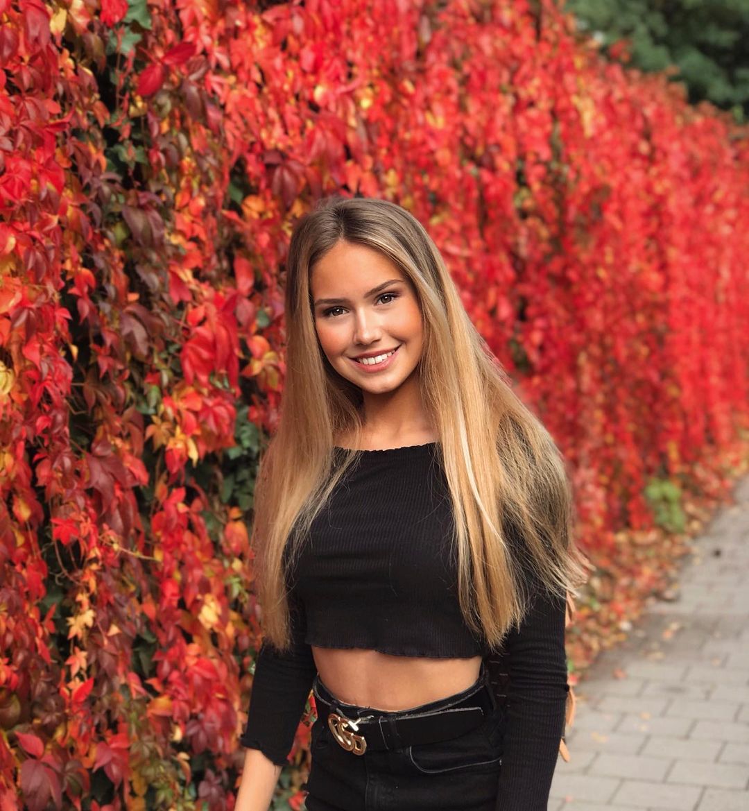 chica para prestar un servicio